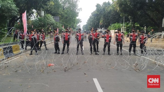 Aparat kepolisian memblokade akses ke Istana Kepresidenan di kawasan sekitar Patung Kuda ketika massa demonstran datang.