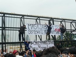 Massa Pasang Spanduk Masa Jabatan Bukan Sembako yang Terus Naik di Gerbang DPR