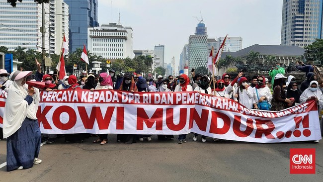 Ratusan massa aksi mulai memadati kawasan Patung Kuda Arjuna Wiwaha atau sekitar Monas, Jakarta Pusat membawa spanduk bertuliskan 'Jokowi Mundur'.