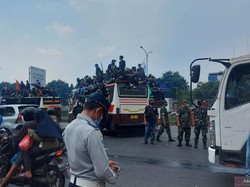 Mahasiswa Blokade Gerbang Tol Gedong Ciracas Jaktim!