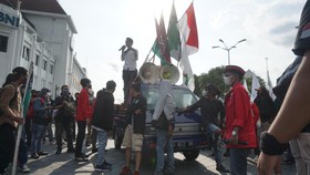 Demo Mahasiswa di Jogja Terbelah, Massa Ingin Tutup Jalan