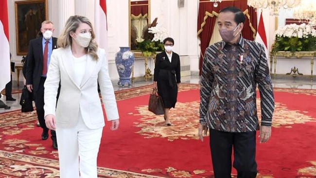 Menlu Kanada, Melanie Joly, bertemu dengan Presiden Indonesia, Joko Widodo, di tengah polemik G20 terkait ancaman Barat tolak kehadiran Rusia.
