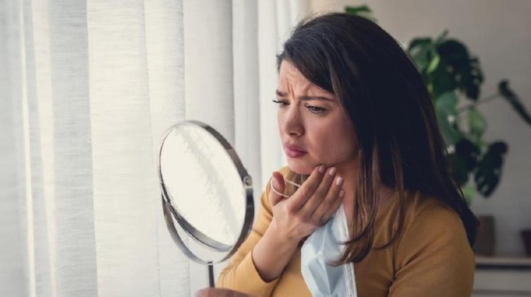 Tahukah Bunda bahwa ada beberapa bahan skincare alami untuk menghilangkan masalah flek hitam? Ya, beberapa di antaranya seperti bawang merah dan teh hijau.