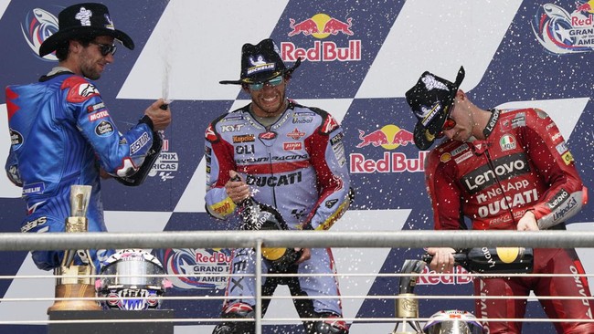 Enea Bastianini tak mengambil sedangkan Alex Rins membawa bendera Ukraina hingga ke parc ferme MotoGP Amerika 2022, Senin (11/4) dini hari waktu Indonesia.