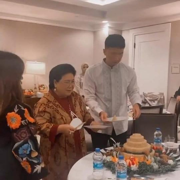 <p>Seperti di Tanah Air, terdapat sesi potong nasi tumpeng juga. Sekali lagi, selamat atas kelahiran Baby Issa, kita doakan semoga ia tumbuh menjadi anak yang sehat dan bahagia selalu ya, Bunda. (Foto: Instagram @ssabihaislam)</p>