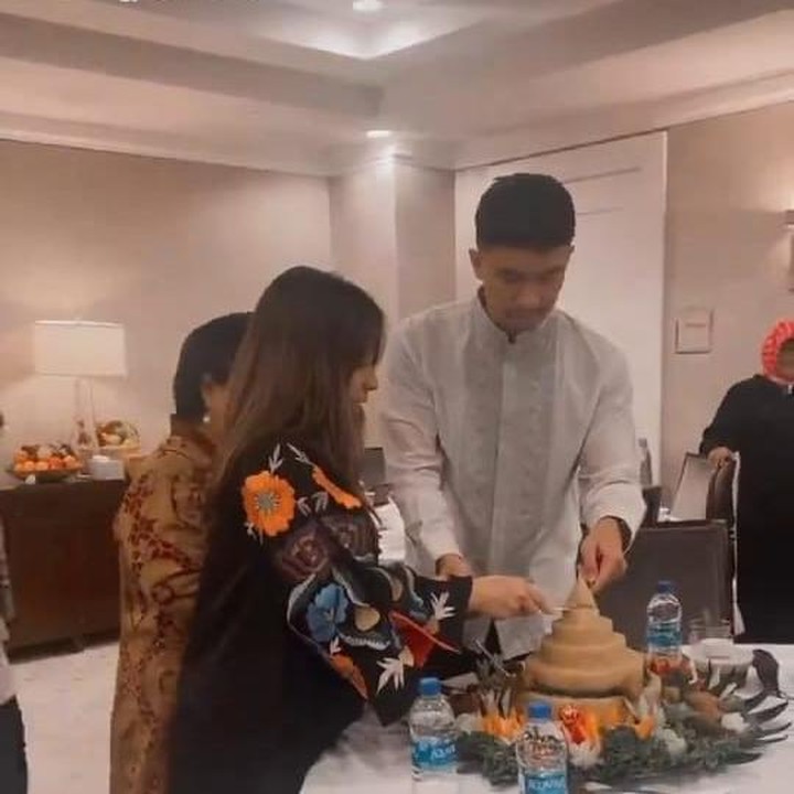<p>Acara tersebut berlangsung sederhana dan hanya dihadiri keluarga terdekat saja. (Foto: Instagram @ssabihaislam)<br /><br /><br /></p>