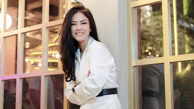 Nita Gunawan dituding netizen jadi selingkuhan Raffi Ahmad. Ia membantah tudingan tersebut.