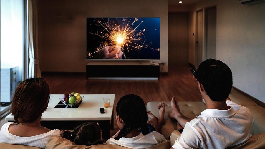 Nonton TV di rumah