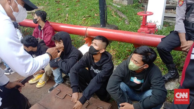 Aparat kepolisian mencekal 14 orang pemuda tanpa almamater jelas yang mau ikut demo mahasiswa di depan kompleks parlemen, Jakarta Pusat.
