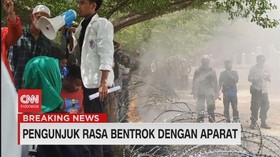 VIDEO: Pengunjuk Rasa Bentrok dengan Aparat