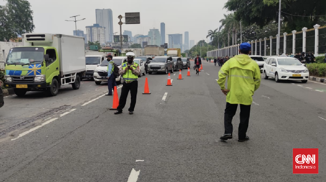 Polda Metro Jaya menutup dan mengalihkan arus lalu lintas di depan Gedung MPR/DPR imbas demo mahasiswa tolak penundaan Pemilu 2024.