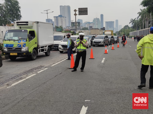 Truk Kecelakaan di Depan DPR, Muatan Berserakan di Jalan