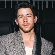 Intip Pesona Gaya Cool dan Manly ala Nick Jonas, Bisa Jadi Ide Outfit Biar Pasangan Makin Tampan!