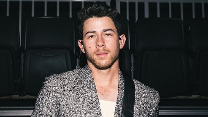 Intip Pesona Gaya Cool dan Manly ala Nick Jonas, Bisa Jadi Ide Outfit Biar Pasangan Makin Tampan!