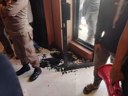 Pendemo Vs Polisi Saling Dorong, Pintu Kaca DPRD Sinjai Sulsel Pecah