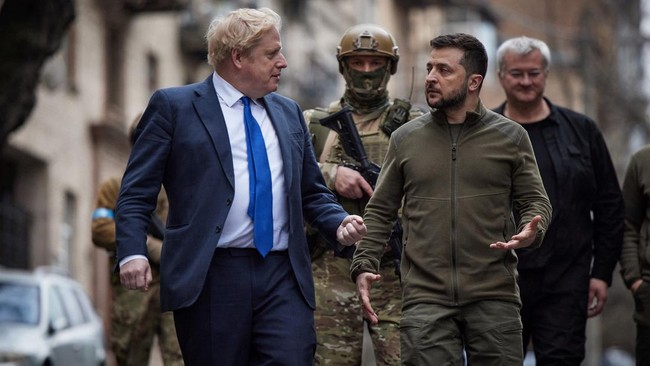 Posisi PM Boris Johnson kian tersudut setelah 5 menteri dan 44 pejabat kabinetnya mundur usai kepemimpinannya terseret beragam skandal.