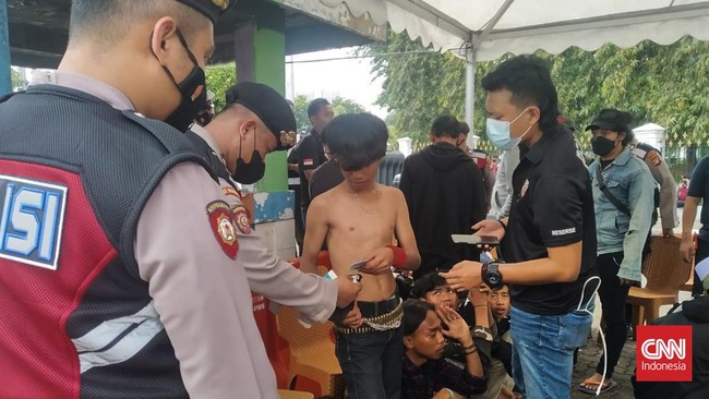 Polisi Tangkap Massa Penyusup Demo 11 April Bawa Senjata Tajam Berdasarkan pantauan, sejumlah orang telah diamankan dari sejumlah titik. Beberapa di antaranya dari dekat Gedung DPR, di Harmoni, hingga di sekitar Monas.