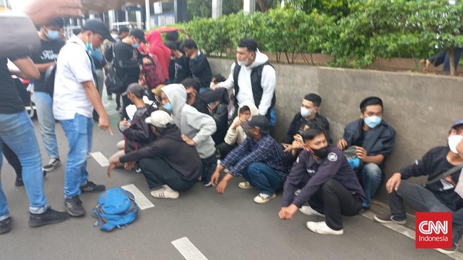 Polres Metro Jakarta Barat sempat menangkap 206 orang terkait demo 11 April. Namun, mereka telah dipulangkan. Sebagian dari mereka disuntik vaksin Covid-19.