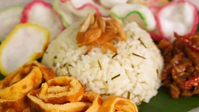 Hidangan nasi gurih daun jeruk memang tengah populer belakangan ini karena rasanya yang gurih dan aromatik dan tentunya sedap buat berbuka puasa.
