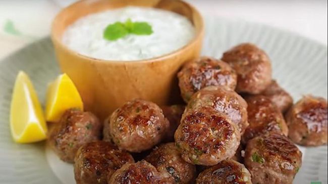 Olahan daging memang jadi andalan sebagai sajian di Hari Raya Idul Fitri. Resep beef meatball with tzatziki sauce bisa jadi pilihan.