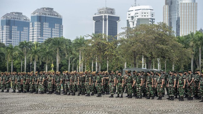 Dalam draf RUU TNI inisiatif DPR meningkatkan usia pensiun perwira TNI  jadi 60, dan bisa diperpanjang sampai 65 tahun. Sementara bintara dan tamtama jadi usia 58.