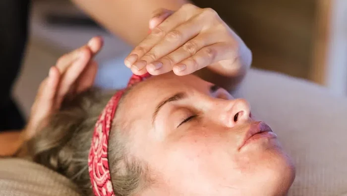 Skincare Saja Tidak Cukup, Perempuan Usia 40-an Juga Butuh 4 Treatment Kulit Ini Biar Glowing!