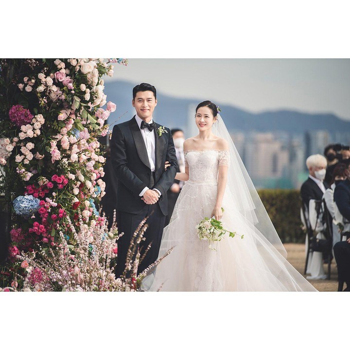 <p>Pernikahan mereka disambut dengan antusias oleh para penggemar, khususnya para penikmat drakor <em>Crush Landing On You</em>.(Foto: Instagram @vast.ent)<br /><br /></p>