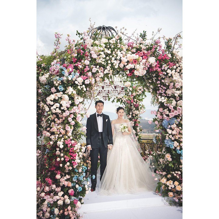<p>Pasangan Son Ye Jin dan Hyun Bin menikah pada akhir Maret 2022 lalu, Bunda. (Foto: Instagram @vast.ent)<br /><br /><br /></p>