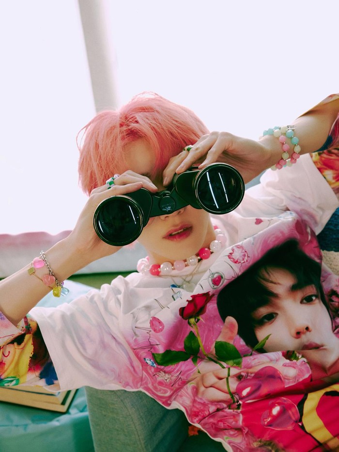 SM Entertainment sendiri merilis video teaser dalam bentuk vlog pendek, di mana Taeyong terlihat melakukan beberapa scene unboxing. Selain itu, idol K-Pop kelahiran tahun 1995 ini juga tampil menggemaskan dengan style yang didominasi warna merah muda./ Foto: twitter.com/NCTsmtown