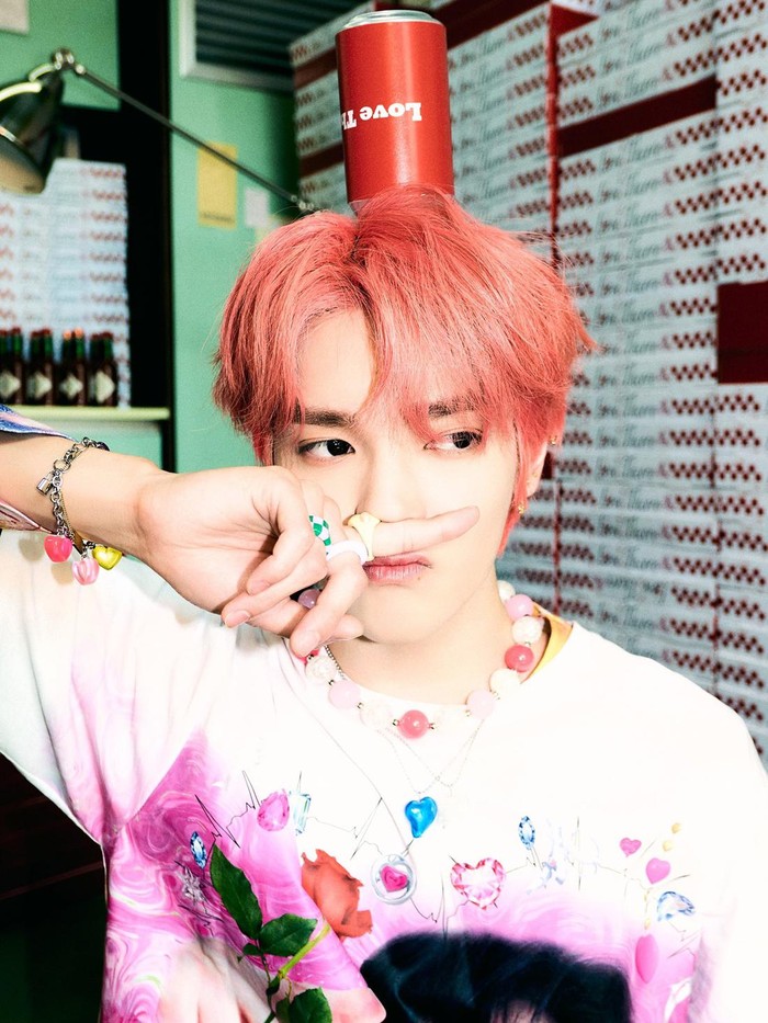Belum lama ini, Taeyong sendiri juga telah berkolaborasi dengan penyanyi solo Suran melalui single yang berjudul Diamonds. Ia juga terlibat sebagai produser sekaligus penulis lagu untuk single tersebut./ Foto: twitter.com/NCTsmtown