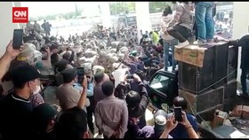 VIDEO: Polisi Dan Mahasiswa Bentrok Di Depan Gedung DPRD Bangkalan