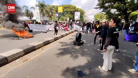 VIDEO: Unjuk Rasa Mahasiswa Makassar, Sandera Truk Dan Tutup jalan