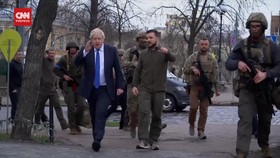 VIDEO: Ditemani Zelenskyy, PM Inggris Jalan Kaki Di Sekitar Kota Kyiv