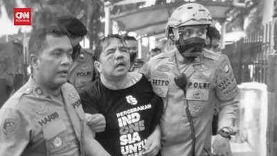 VIDEO: Ade Armando Dihajar Massa Demonstran di DPR