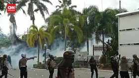 VIDEO: Polisi Tembakkan Gas Air Mata Bubarkan Demo Mahasiswa di Padang