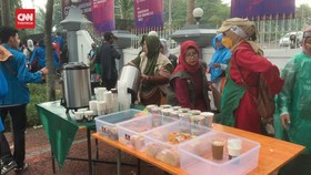 VIDEO: Aksi Emak-emak Bagi Takjil Saat Demo Tolak Jokowi Tiga Periode