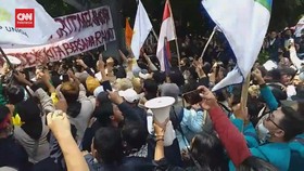 VIDEO: Unjuk Rasa Mahasiswa Garut Diwarnai Keributan Antar Mahasiswa