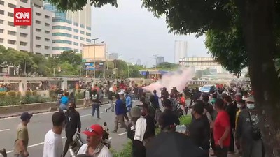 VIDEO: Massa Aksi Demo Ricuh di Depan Gerbang DPR