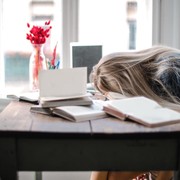 Lemas dan Sering Ngantuk Saat Puasa? Catat, Ini Cara Mudah Mengatasinya!