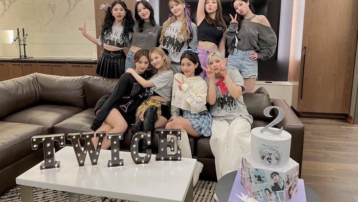 Kembali Pecahkan Rekor, TWICE Jadi Girl Group Pertama yang Adakan Konser di US Stadium Kembali Pecahkan Rekor, TWICE Jadi Girl Group Pertama yang Adakan Konser di US Stadium