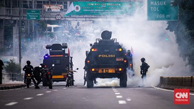 img-title Polisi Meninggal saat Kawal Demo Presiden 3 Periode di Kendari