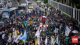Massa BEM SI Demo UU Ciptaker di Depan DPR, Lalu Lintas Tersendat