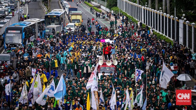 Akibat demonstrasi tersebut lalu lintas di Jalan Gatot Subroto tersendat, dan mengalami penumpukan kendaraan yang mengarah ke Slipi.