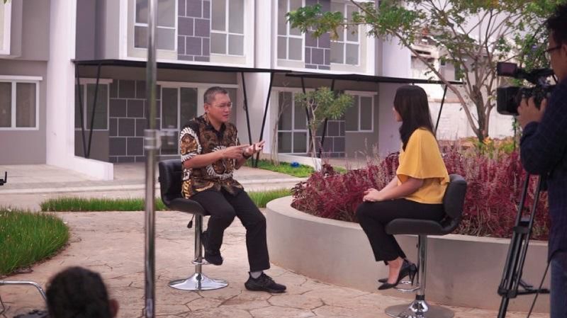Indonesia akhir-akhir ini sering disebut mendapatkan bonus demografi, dimana penduduk dengan usia produktif kini mendominasi jumlah penduduk keseluruhan.