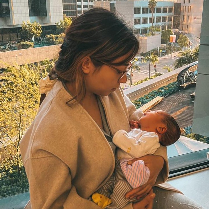 <p>Baby Issa juga terlihat sangat imut ketika digendong dalam pelukan sang Bunda, Nikita Willy. (Foto: Instagram @indpriw)</p>