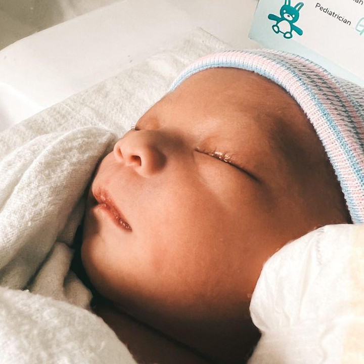 <p>Bayi mungil itu diberi nama Issa Xander Djokosoetono. Issa lahir dalam keadaan sehat dan menggemaskan, Bunda. (Foto: Instagram @indpriw)</p>