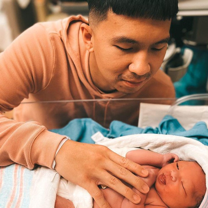 <p>Begitu terlahir ke dunia, baby Issa langsung disambut penuh sukacita oleh sang Ayah. Indra Priawan dengan lembut menyentuh putra pertamanya yang baru saja dilahirkan. (Foto: Instagram @indpriw)</p>