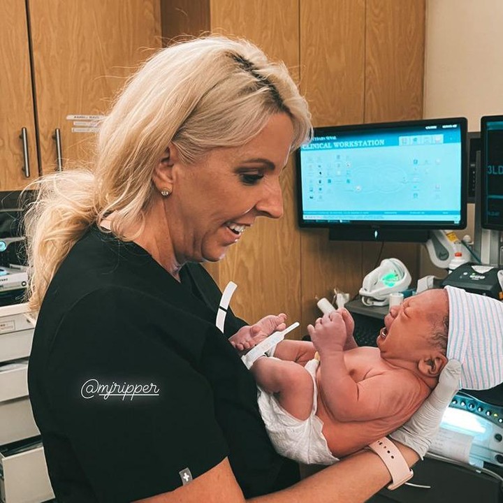 <p>Selama menjalani proses persalinan, Nikita Willy dibantu oleh dokter obgyn hits Amerika, Dr. Thais Aliabadi dan seorang perawat. Dalam salah satu unggahan, sang perawat tampak memeluk bayi Nikita Willy yang terlihat menggemaskan. (Foto: Instagram @indpriw)</p>