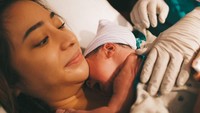 <p>Nikita Willy melahirkan anak pertamanya pada Jumat, 8 April 2022, di Cedars-Sinai Medical Center di Los Angeles, Amerika Serikat. (Foto: Instagram @indpriw)</p>