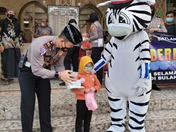 Ajak Zebra Bagi Takjil, Polres Tabanan Kampanyekan Mudik Aman